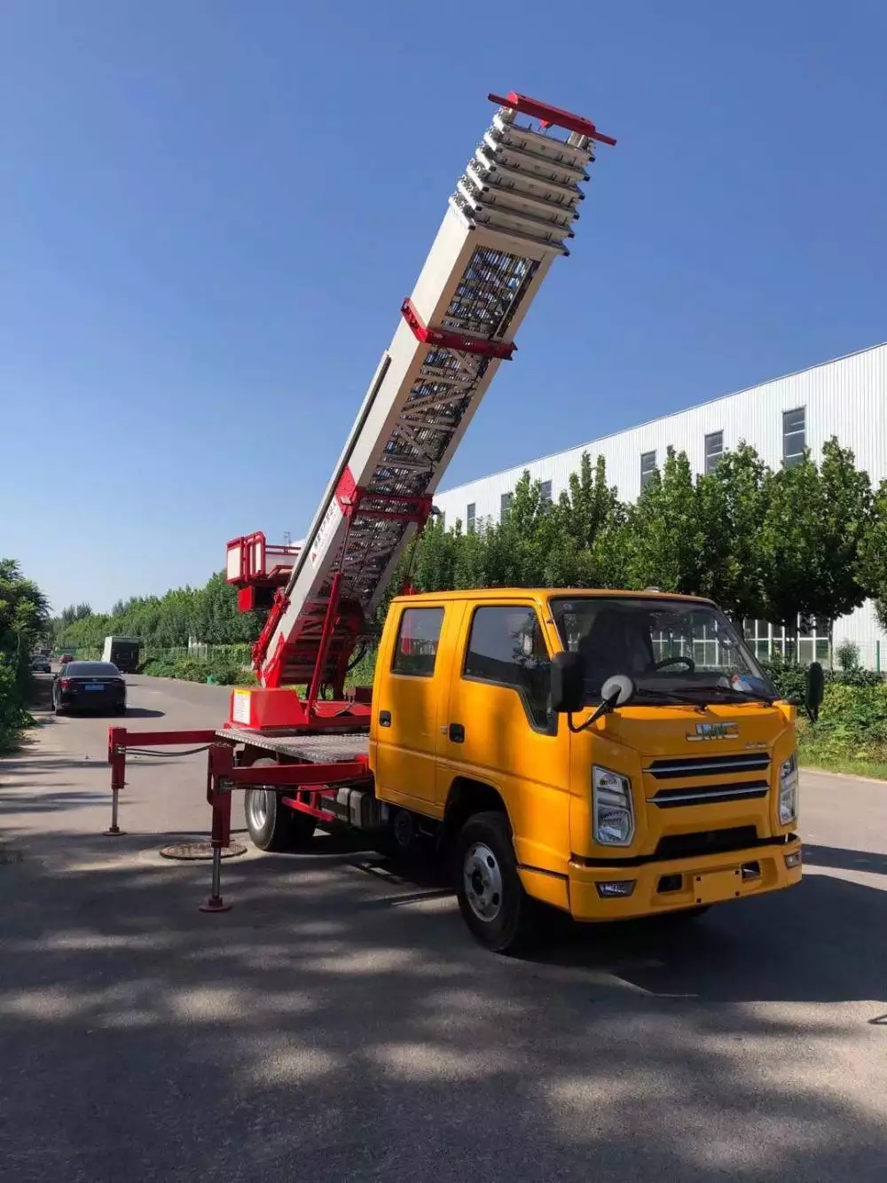 临西县附近的云梯车出租服务：轻松解决高空作业需求